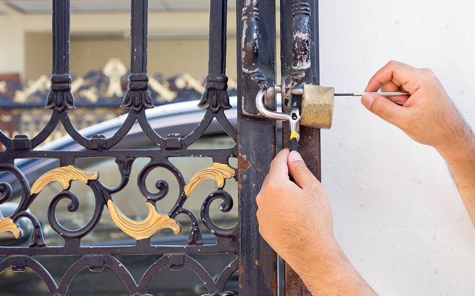 ouvrir une porte fermée à clé Bièvres