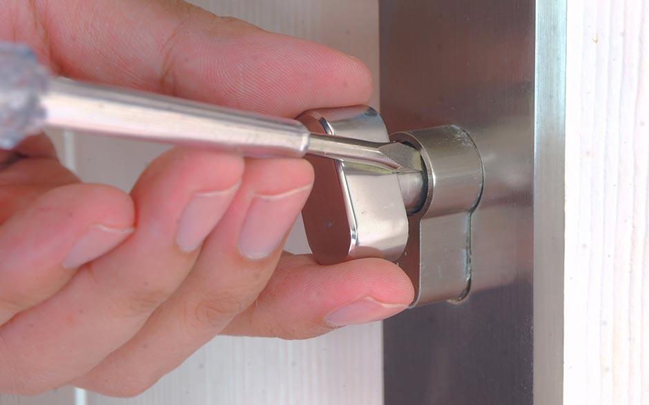 ouvrir une porte fermée à clé Bièvres